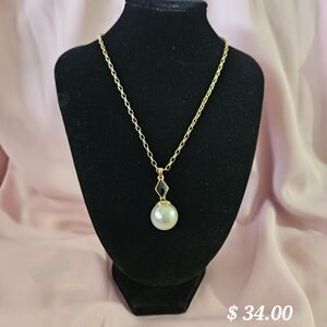 Elegant Gold Pearl Pendant Necklace